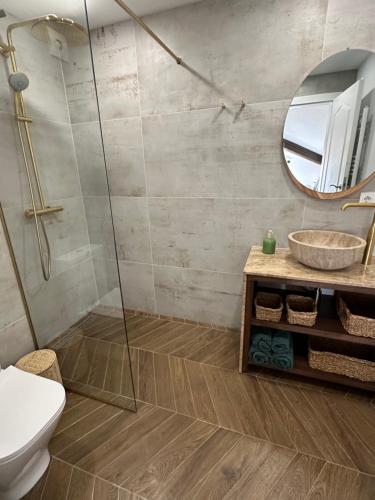 un bagno con doccia, WC e lavandino di Newly Built Family Villa with a Jacuzzi a Sopot