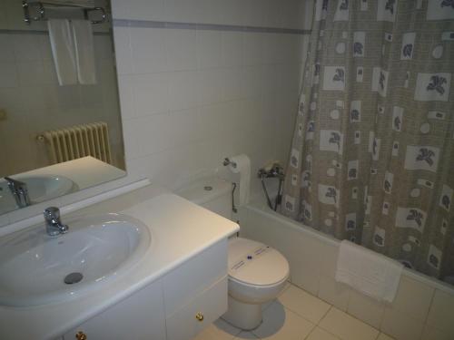  Hotel Sucara -  Room  picture :    Bath    TV    Telephone                            