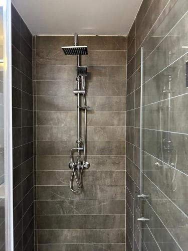 Remote Work - Skopje tesisinde bir banyo