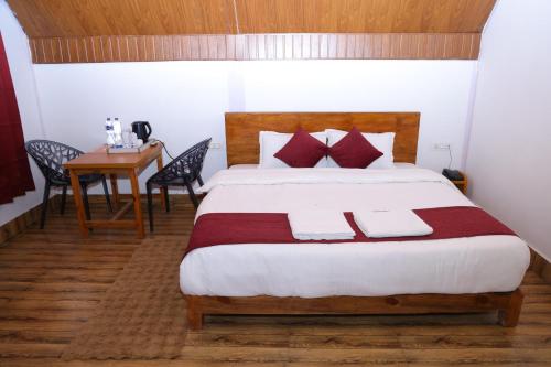 Postel nebo postele na pokoji v ubytování Blessings Resort Yamunotri