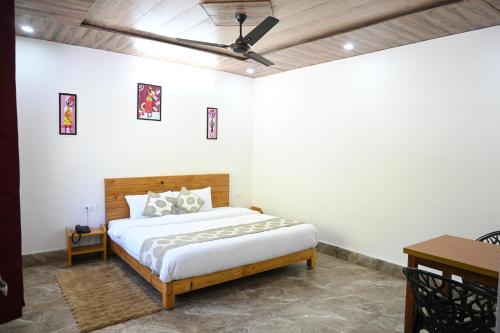 Postel nebo postele na pokoji v ubytování Blessings Resort Yamunotri