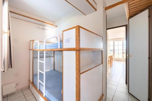 Cette chambre dispose de lits superposés et d'un couloir. dans l'établissement Résidence Port Bourgenay - maeva Home - Studio 4 personnes - Sélection MAE-8606, à Talmont-Saint-Hilaire