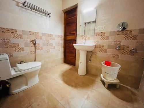 Koupelna v ubytování Himalayan Nomad Cottage, manali ! all 2 bedroom independent cottages ! personal lawn every cottage ! parking ! scenic mountains view ! spacious rooms !