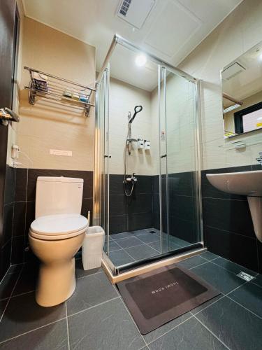 a bathroom with a shower and a toilet and a sink at 嵐恬苑-寵物友善包棟民宿 in Yilan City