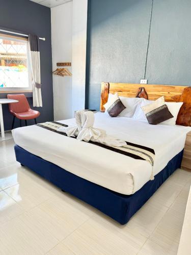 a bedroom with a large bed in a room at Diamond de pai in Pai