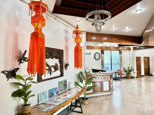 a lobby with orange lights hanging from the ceiling at Diamond de pai in Pai