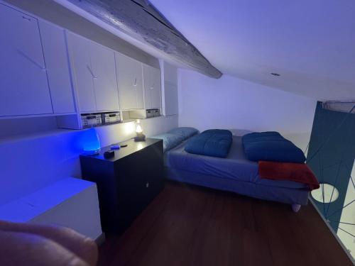 une chambre avec deux lits et une table avec une lampe dans l'établissement Très beau Studio 9eme, à Marseille