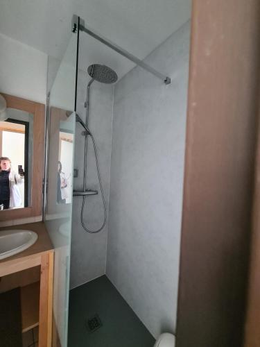 une salle de bains avec douche et une personne prenant une photo dans l'établissement Résidence Port Bourgenay - maeva Home - Studio 4 personnes - Sélection MAE-8606, à Talmont-Saint-Hilaire