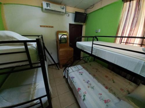 Ένα ή περισσότερα κρεβάτια σε δωμάτιο στο Hostal San Antonio