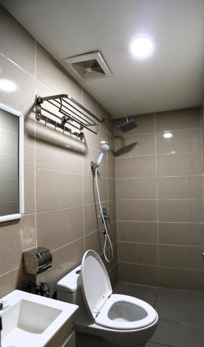 Ванная комната в ECO Hotel at BBCC