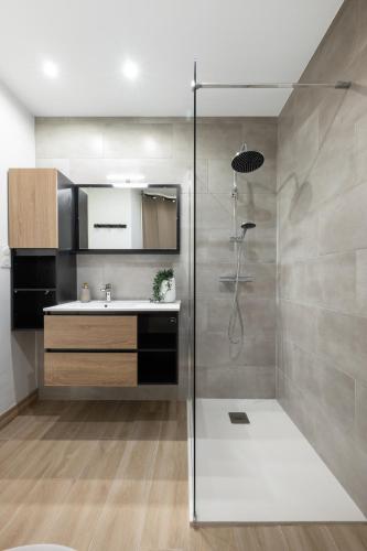 une salle de bain avec douche et lavabo dans l'établissement Vista Nissa - À Quelques Pas du Port, à Nice
