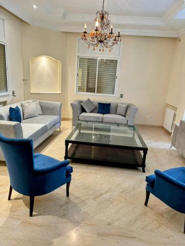 Posezení v ubytování Étage de villa spacieux aux Jardins de la Soukra