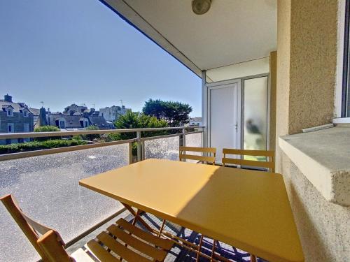 une table et des chaises sur un balcon avec vue dans l'établissement La Bolee d Air, à Quiberon