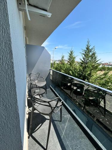 two chairs sitting on the balcony of a building at Grey Residence in Drobeta-Turnu Severin