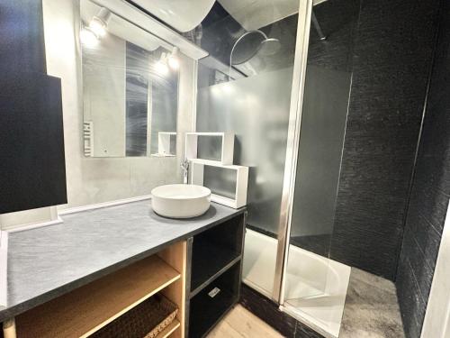 a bathroom with a sink and a shower at Résidence Neige Et Soleil - T3 PROCHE DU CENTRE STATION MAE-8421 in Vars
