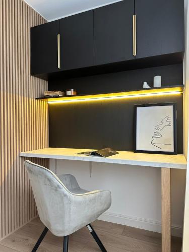 a desk with a chair and a computer on it at Grey Residence in Drobeta-Turnu Severin