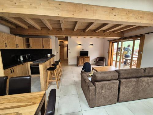 une cuisine et un salon avec un canapé et une table dans l'établissement La Residence - Appartement La Résidence MAE-9411, à Vénosc