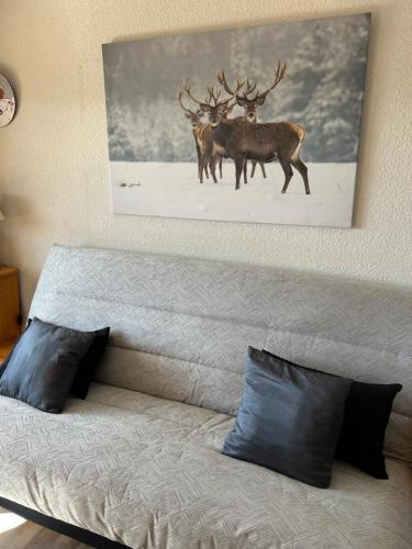 une peinture de deux cerfs dans la neige sur un mur dans l'établissement FONT ROMEU studio cabine avec parking, à Font-Romeu