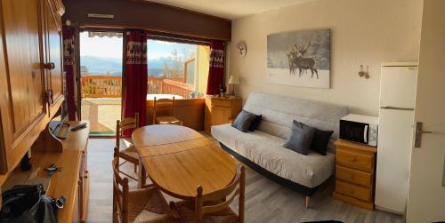 un salon avec un canapé et une table dans l'établissement FONT ROMEU studio cabine avec parking, à Font-Romeu