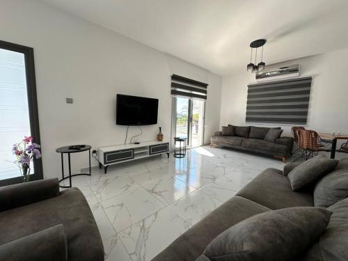 TV a/nebo společenská místnost v ubytování Luxury Villa Bogaztepe By MyGuest Cyprus