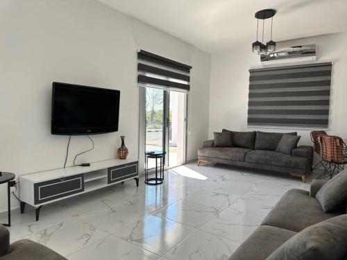 TV a/nebo společenská místnost v ubytování Luxury Villa Bogaztepe By MyGuest Cyprus