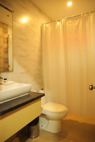Koupelna v ubytování Hotel Nirvana Suites