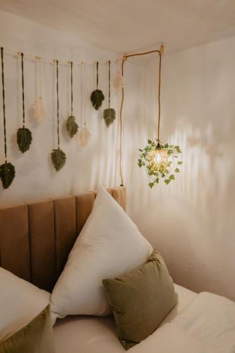 a bedroom with a couch and plants on the wall at JASTA Homes Mosel, zentral, Netflix, Waschmaschine, Terrasse, Privateingang, Erdgeschoss, ältester Weinort Deutschlands in Neumagen-Dhron