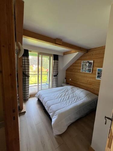 une chambre avec un grand lit dans une pièce dans l'établissement Appartement 202 Geroli Lac d'Annecy, à Duingt