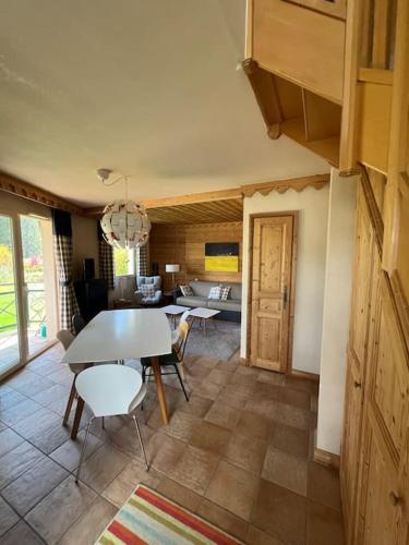 une salle à manger avec une table et des chaises dans une pièce dans l'établissement Appartement 202 Geroli Lac d'Annecy, à Duingt