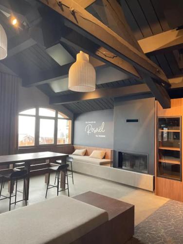 a dining room with a table and chairs and a couch at Appartement 8 personnes dans chalet privé au pied des pistes in Val Thorens