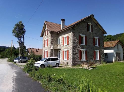a house with a car parked in front of it at Nouveau loft à moins de 100m du lac classé 2 étoiles in Gérardmer