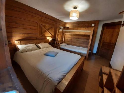 - une chambre dotée d'un lit avec un livre bleu dans l'établissement Appartement dans ferme 7 personnes, à Bourg-Saint-Maurice