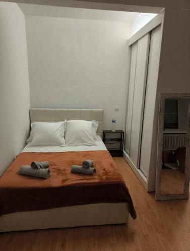 une chambre avec un lit avec deux serviettes dessus dans l'établissement Studio pour 1 à 4 pers localisé dans un quartier chic, à Paris