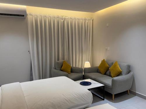 a hotel room with a bed and a couch at فندق حياة حقل الفندقية Hayat Haql Hotel in Al Humaizah