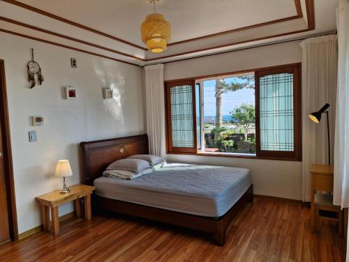 Ένα ή περισσότερα κρεβάτια σε δωμάτιο στο Stone Stay Seongsan