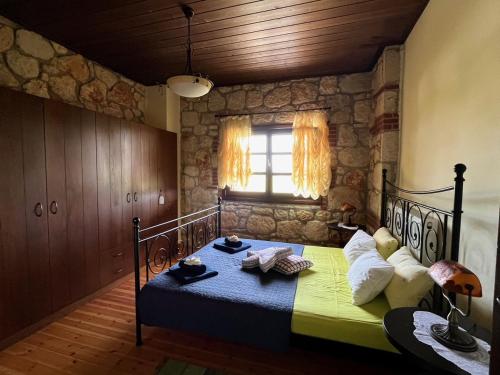 Postel nebo postele na pokoji v ubytování Stone Villa Rokosini