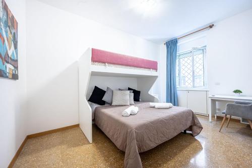 Elegant King Apartment in Testaccio Walk to Colosseum