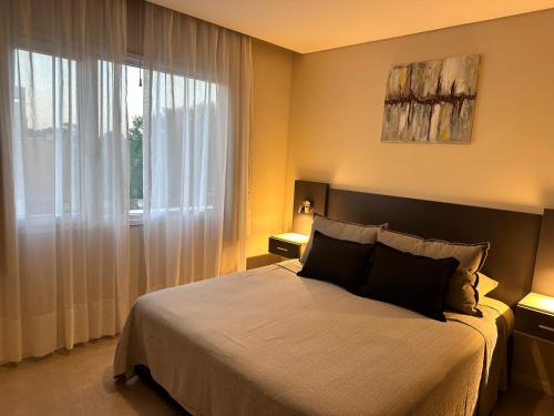 En eller flere senge i et værelse på suite del sol 412