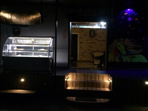 une pièce sombre avec un réfrigérateur dans une pièce dans l'établissement Shannu's Ranch Inn, à Pushkar