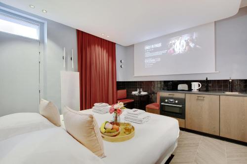 Cette chambre comprend un lit avec un bol de fruits. dans l'établissement Magnifique Studio 2P avec Jacuzzi et Cinema, à Paris