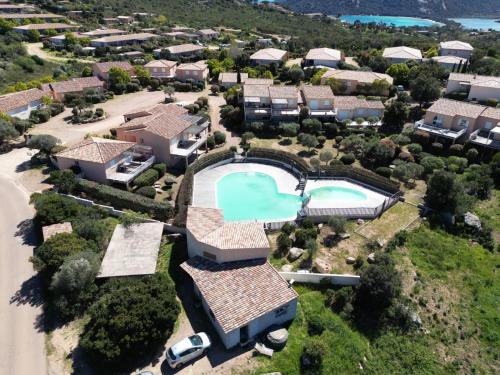 une vue aérienne d'une maison avec piscine dans l'établissement Résidence Santa Giulia Park 1 avec piscine à proximité des plages, à Porto-Vecchio