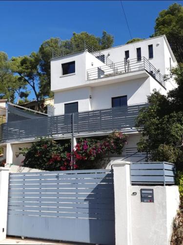 Photo de la galerie de l'établissement La Gacélyte Piscine privée joli bas de villa, à Carqueiranne
