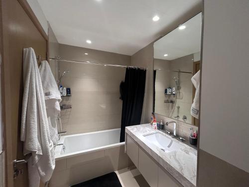 Ένα μπάνιο στο Shared Apartment In Dubai Hills