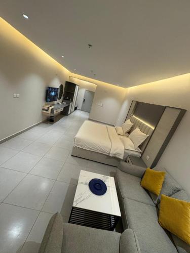 a large room with a bed and a couch at فندق حياة حقل الفندقية Hayat Haql Hotel in Al Humaizah