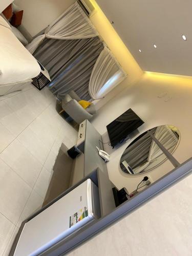an overhead view of a room with a bed at فندق حياة حقل الفندقية Hayat Haql Hotel in Al Humaizah