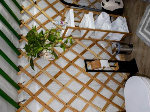 widok na stół z rośliną i ręcznikami w obiekcie Ostoja Czarownic 