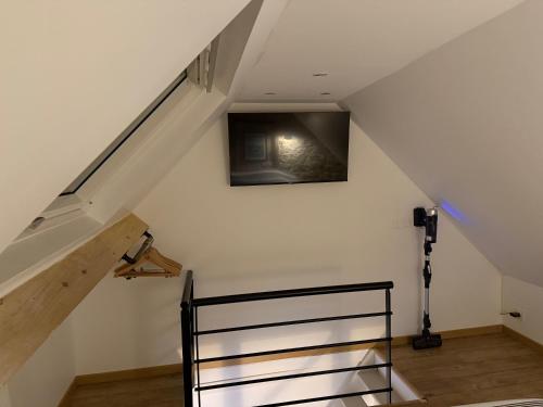 - un escalier dans une maison avec rampe d'escalier dans l'établissement La petite maison spécial, à Wimereux