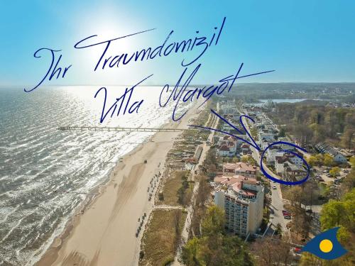 einen Blick auf den Strand und das Meer mit den Worten Immigrationillinillinillin weiß in der Unterkunft Villa Margot Whg 26 in Bansin
