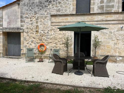 Kawasan patio atau luaran di Studette bord de Dordogne