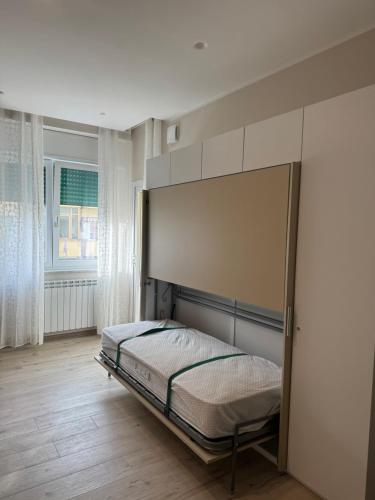 una camera da letto con un letto e una finestra di Casa Erminia a Caserta